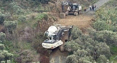 Samandağ'da beton mikseri yol kenarına devrildi