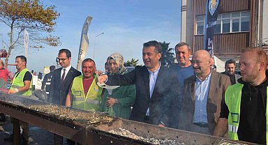 Samsun Yakakent'te Hamsi Festivali'ne yoğun ilgi: 2 saatte 3 ton hamsi tükendi