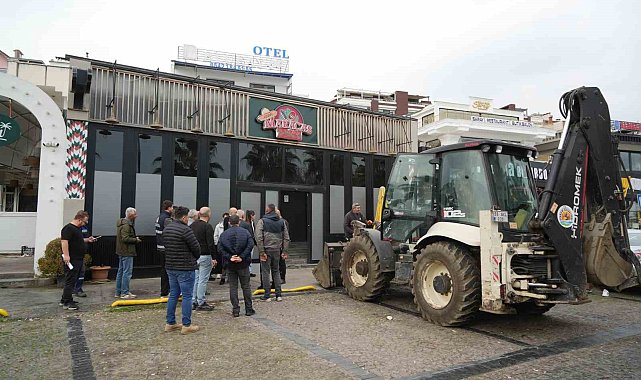 Samsun'da mahkeme kararı sonrası eğlence mekanının yıkımı başladı