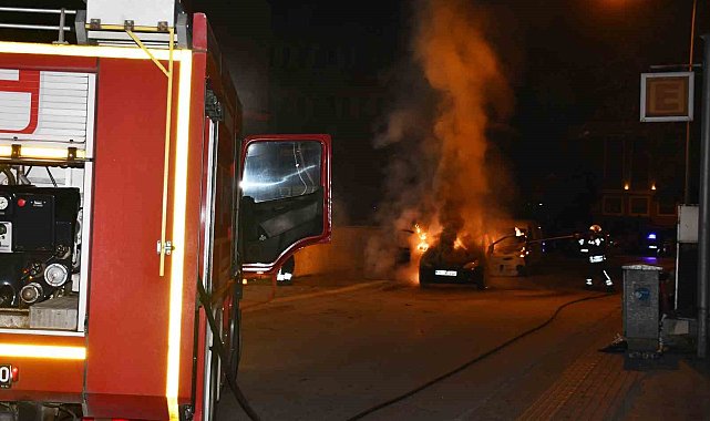 Samsun'da park halindeki otomobil yanarak kullanılamaz hale geldi