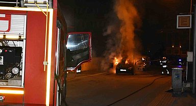 Samsun'da park halindeki otomobil yanarak kullanılamaz hale geldi