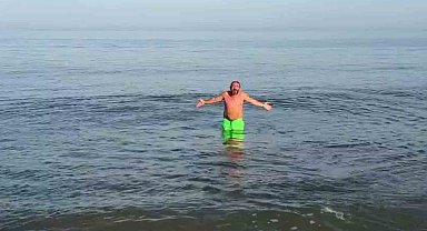 Samsun'da pastırma sıcakları vatandaşı denize çekti