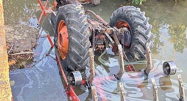 Samsun'da traktör sulama kanalına devrildi