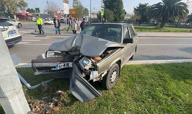 Samsun'da yayaya çarpmamak için fren yaptı, direğe çarptı: 1 yaralı
