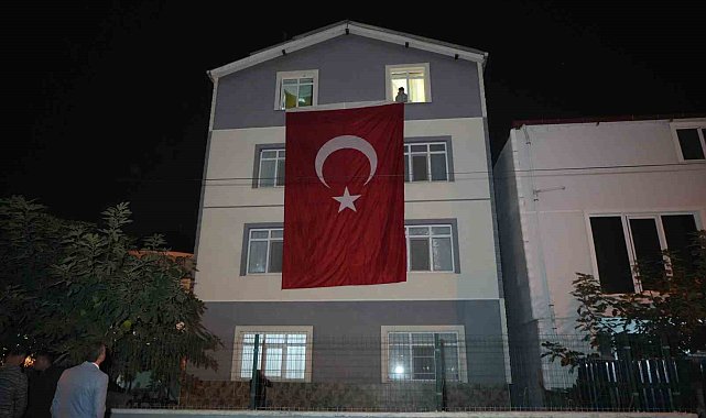Samsunlu şehidin baba evine Türk bayrağı asıldı