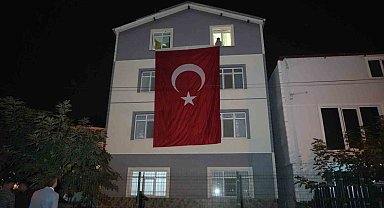 Samsunlu şehidin baba evine Türk bayrağı asıldı