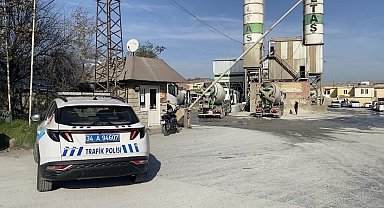 Sancaktepe'de beton mikserinin altında kalan işçi yaralandı