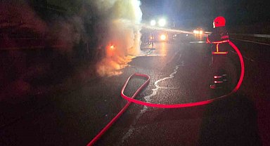 Şanlıurfa'da salça yüklü tır alev alev yandı