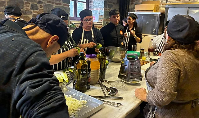 Şef Rıfat Yurttaş işitme engelli kursiyerlerle Ege yemekleri yaptı