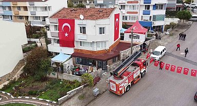 Şehidin evine Türk bayrağı asıldı