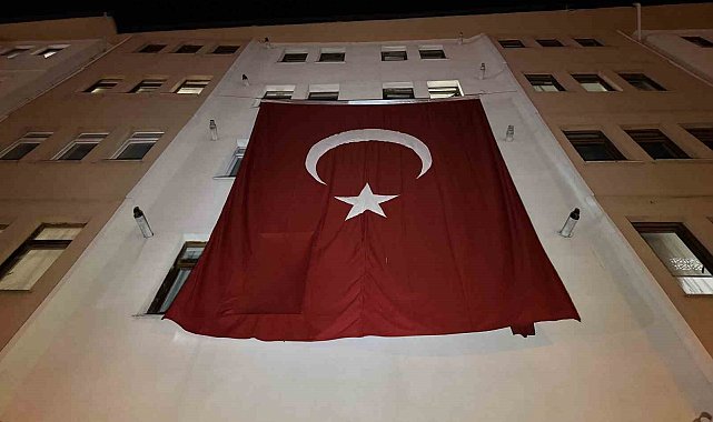 Şehit Astsubay Özcan'ın baba ocağına Türk bayrağı asıldı