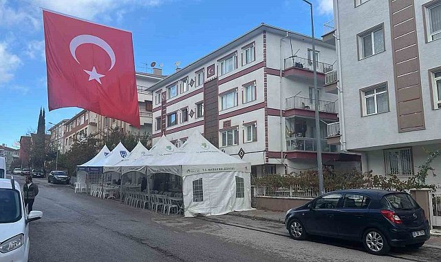 Şehit Cem Dolapci'nın evinin önüne taziye çadırı kuruldu