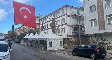 Şehit Cem Dolapci'nın evinin önüne taziye çadırı kuruldu