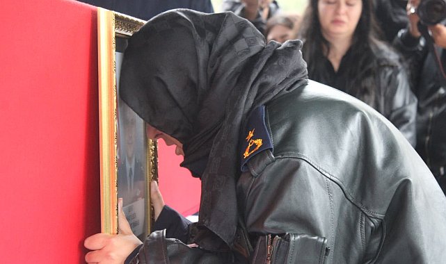 Şehit eşini askeri montuyla son yolculuğuna uğurladı