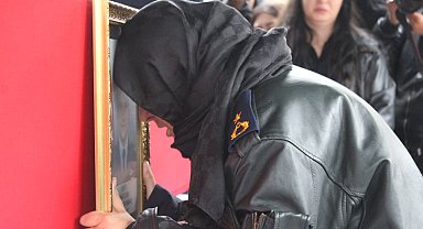 Şehit eşini askeri montuyla son yolculuğuna uğurladı