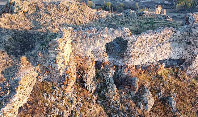 Selçuklu kalesi ve çevresindeki türbeler tarihe ışık tutuyor