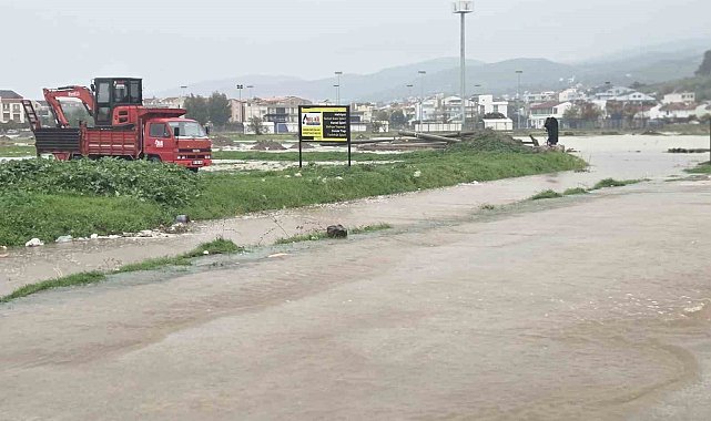 Selden etkilenen Dikili ve Foça'da su tahliye çalışmaları sürüyor