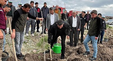 Selendi'de 800 fidan toprakla buluşturuldu