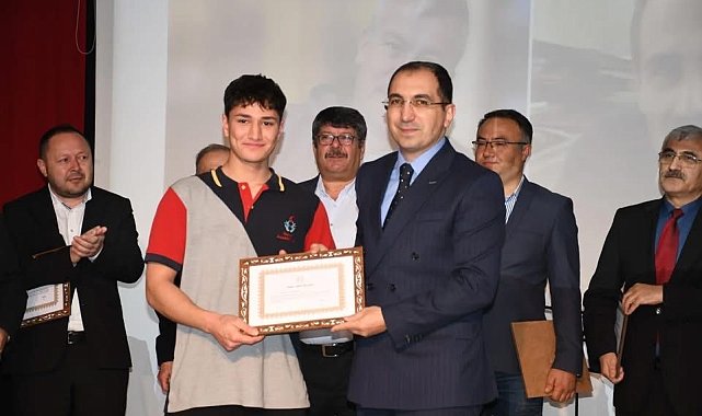 Şeref belgesi, trafik kazasında hayatını kaybeden öğretmenin oğluna verildi
