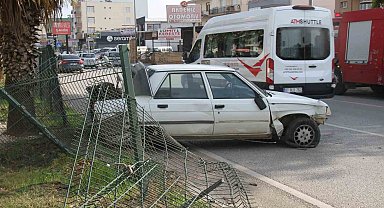 Serik'te yoldan çıkan otomobil bariyerlere çarparak durabildi