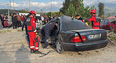 Seydikemer'de kontrolden çıkan otomobil park halindeki araca çarptı: 1 ölü
