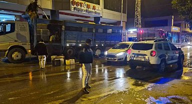 Seyir halindeki kamyonun kasası alev aldı