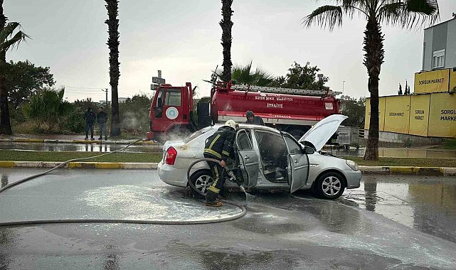 Seyir halindeki otomobil yandı: Sürücü kendisini araçtan dışarı attı