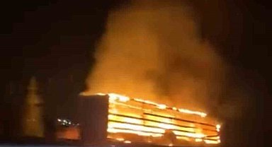 Seyir halindeki tırın lastiği alev aldı