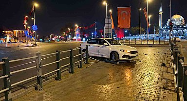 Seyir halindeyken uyuyan otomobil sürücüsü bariyerlere girdi