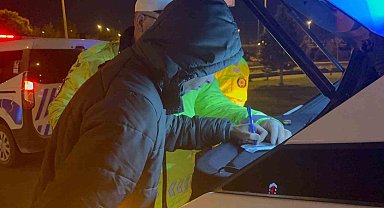 Seyir halindeyken uyuyan sürücü, kaza sonrası da uyumaya devam etti