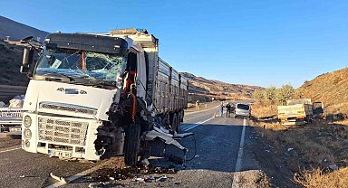 Siirt'te iki kamyon kafa kafaya çarpıştı: 1 yaralı
