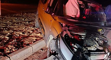 Siirt'te otomobil ile hafif ticari araç çarpıştı: 2 yaralı