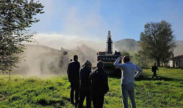Sındırgı'da 52 yıllık evli çift depremde ağır hasar gören evlerinin yıkılışını gözyaşlarıyla izledi