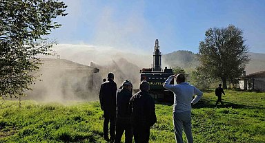 Sındırgı'da 52 yıllık evli çift depremde ağır hasar gören evlerinin yıkılışını gözyaşlarıyla izledi
