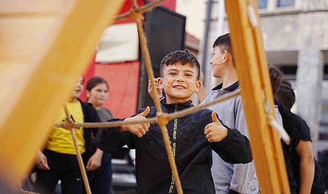Sındırgı'da deprem sonrası çocuklara moral desteği