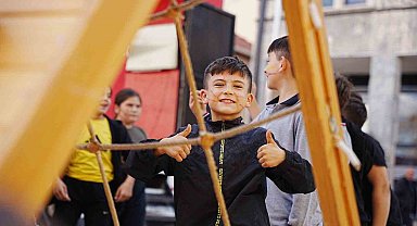Sındırgı'da deprem sonrası çocuklara moral desteği