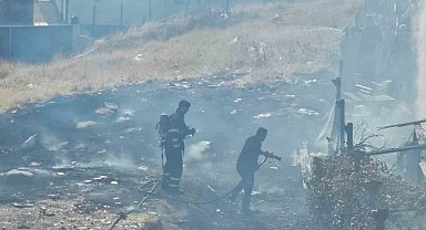 Şırnak'ta boş arazideki odun ve lastikler yandı