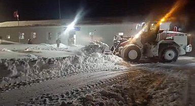 Şırnak'ta gece kar mesaisi devam ediyor