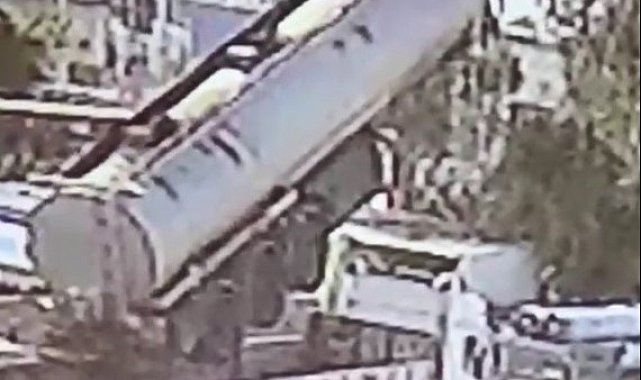 Şırnak'ta tanker değişimi sırasında vinç halatının kopma anı güvenlik kamerasına yansıdı: 2 yaralı