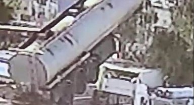 Şırnak'ta tanker değişimi sırasında vinç halatının kopma anı güvenlik kamerasına yansıdı: 2 yaralı