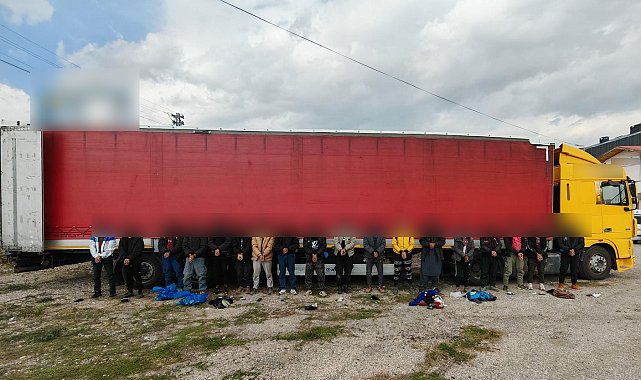Sivas'ta tır dorsesinde 18 kaçak göçmen yakalandı, sürücüler tutuklandı