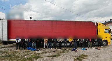Sivas'ta tır dorsesinde 18 kaçak göçmen yakalandı, sürücüler tutuklandı