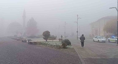Sivas'ta yoğun sis etkili oldu araçlar görünmez hale geldi