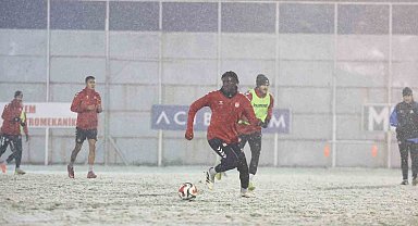 Sivasspor kar altında çalıştı