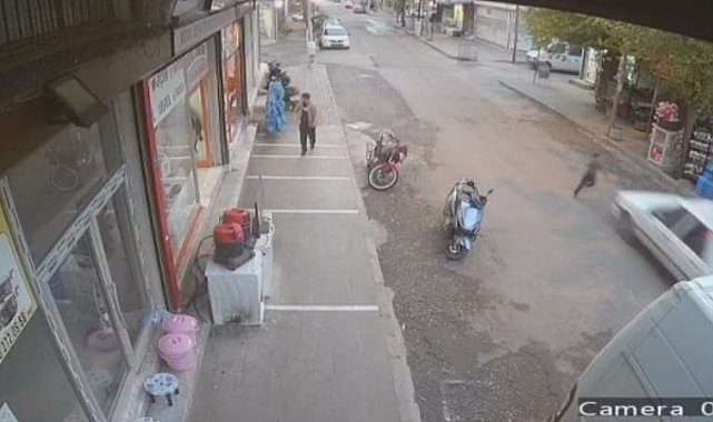 Siverek'te otomobilin çarptığı çocuk, ayağa kalkarak kaçtı