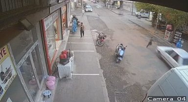 Siverek'te otomobilin çarptığı çocuk, ayağa kalkarak kaçtı