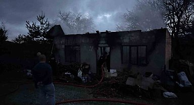 Sobaya yakmak için benzin döktü, hem kendini hem evi yaktı