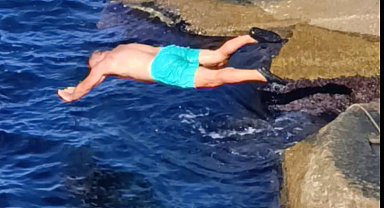 Soğuk havaya aldırış etmeden denize girdi