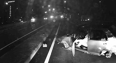 Sokak hayvanına çarpmamak için karşı şeride geçip panelvan minibüs ve motosiklete çarptı: 1 yaralı