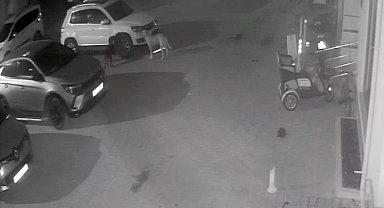 Sokak köpekleri park halindeki aracı parçaladı: O anlar kamerada